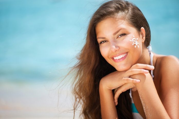 photodune-6079231-beautiful-happy-girl-applying-sun-tan-cream-on-her-face-s-65urwa90dvclbl7rmkb4hk3smvv2xd4gu03ph2a85p7