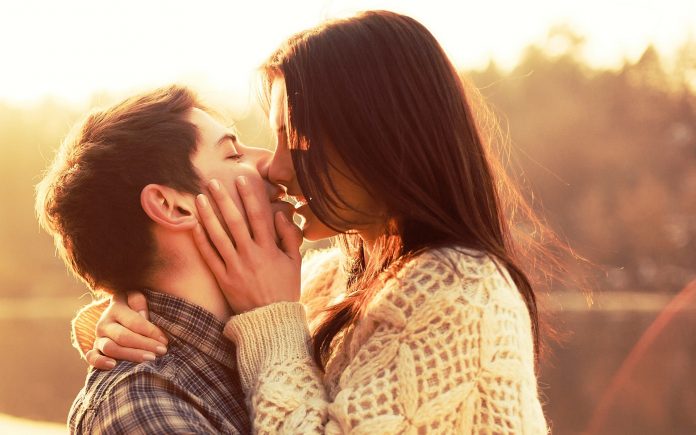 Lovely-romantic-couple-kissing-scene
